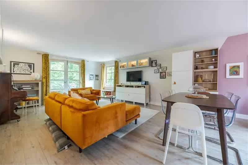 3 Bed Flat First Floor Apartment with Private Balcony and Garage