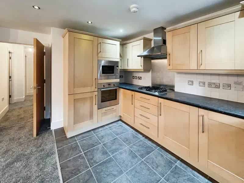 2 Bedroom Flat for Sale - Modern Apartment with En-Suite and Parking