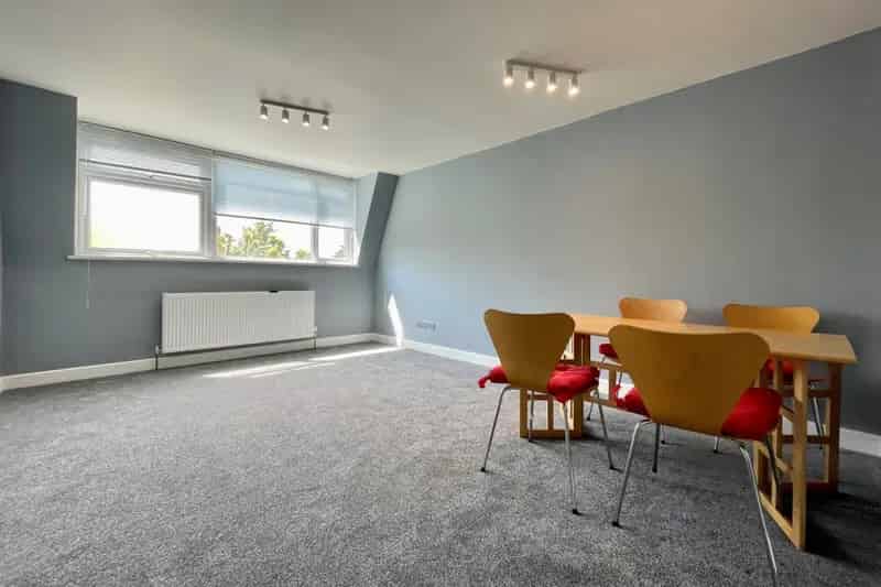 Refurbished 3rd Floor Flat Ealing Two Double Bedrooms Near Ealing Broadway