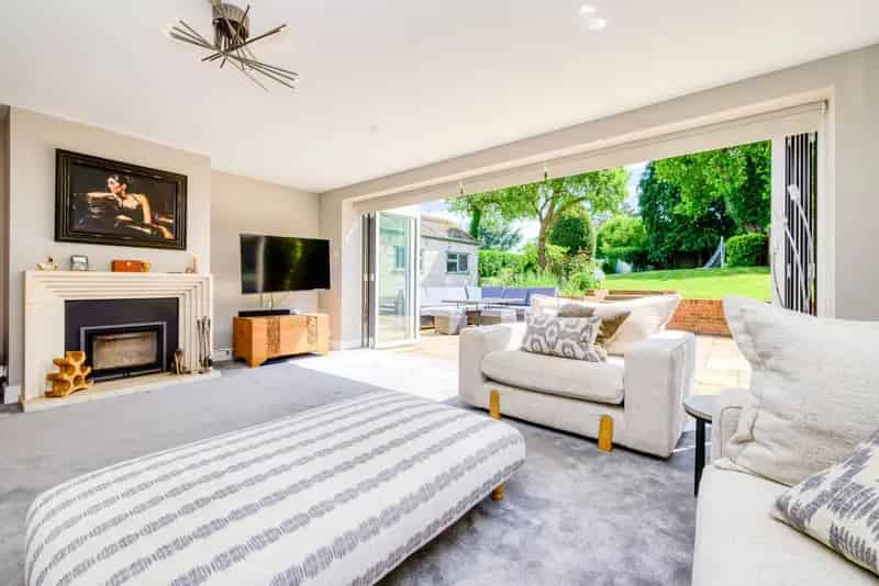5 Bedroom Detached House To Rent