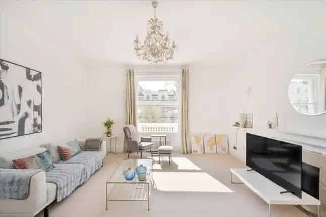 Two Bedroom Apartment in Holland Park Kensington W11
