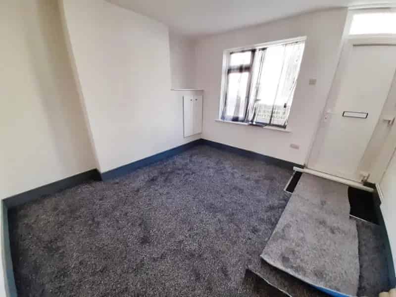 3 Bedroom Semi-Detached House For Sale No Onward Chain