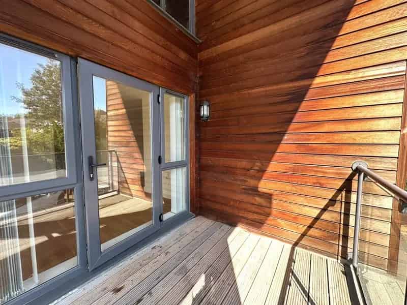 Stunning 2-Bed Apartment Kennington Long Term Let Parking Balcony