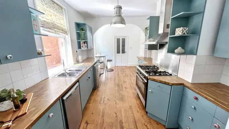 5 Bedroom End of Terrace House for Sale