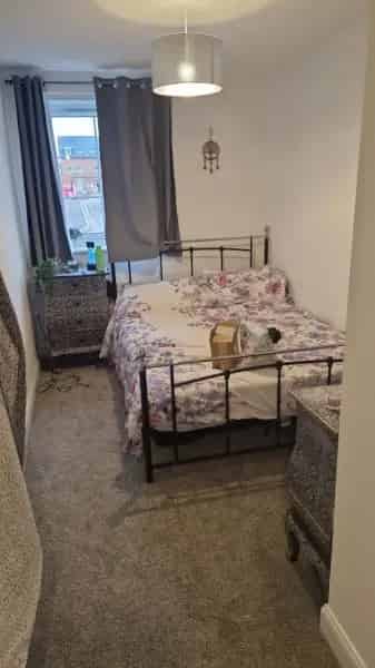 2 Bedroom Ground Floor Flat with Free Parking and Storage