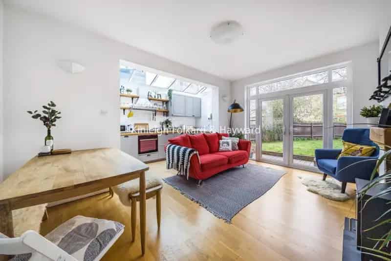 Ground Floor Period Flat with Private Garden in Brockley