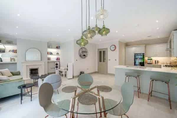 5 Bedroom Detached House in Private Parkland