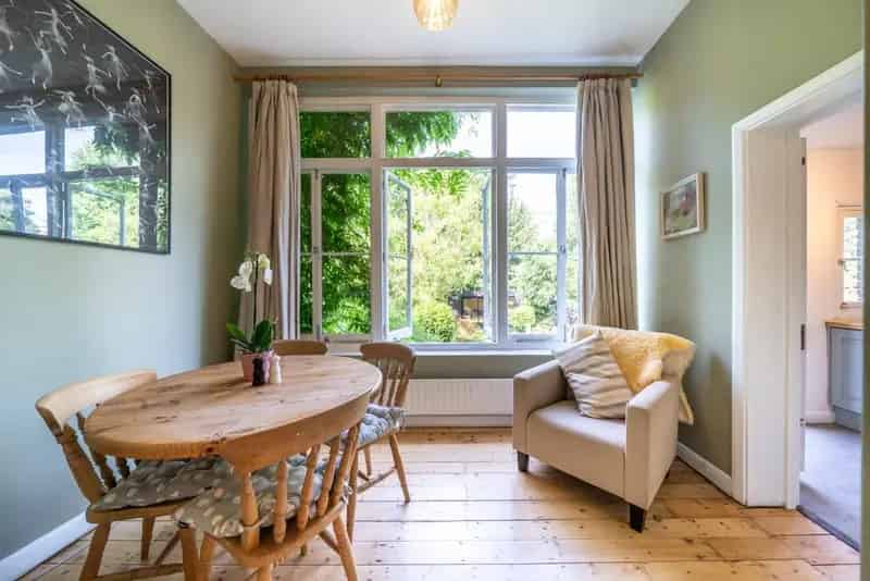 One Bedroom Victorian Conversion Flat Near Clapham Common