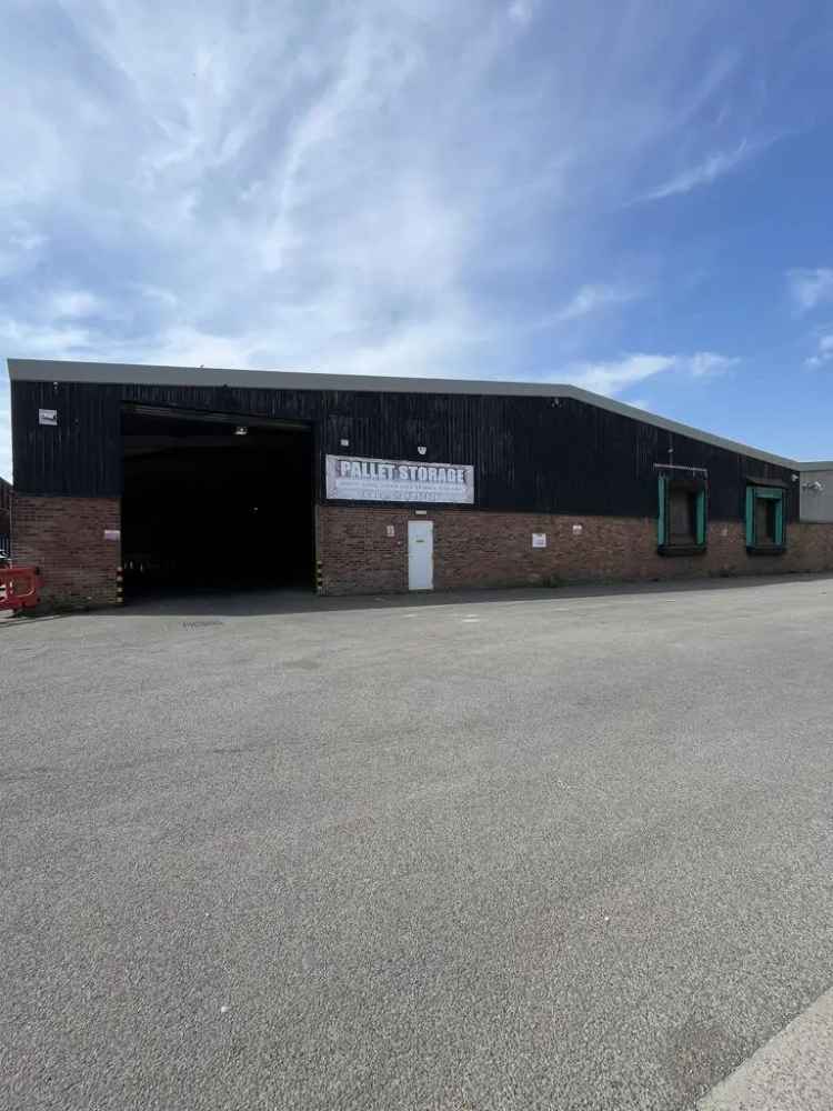 Modern Industrial Warehouse Unit with High Eaves and Loading Doors