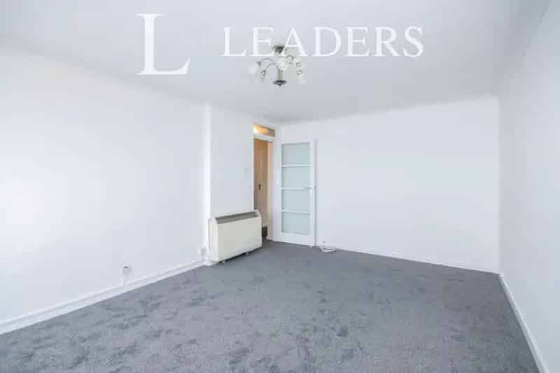 2 Bedroom Flat with Sea Views Near Town Centre