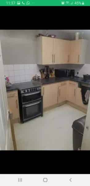 2 Bedroom Flat Near Croydon  Family Home Close to Transport