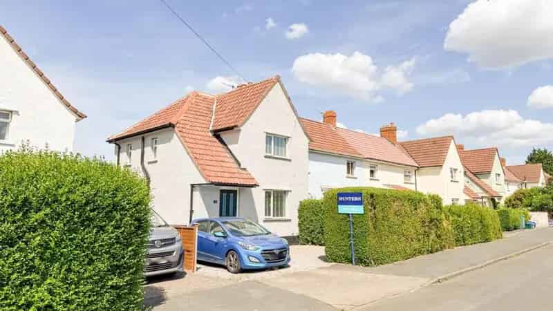 3 Bedroom Semi-Detached House Near Victoria Park