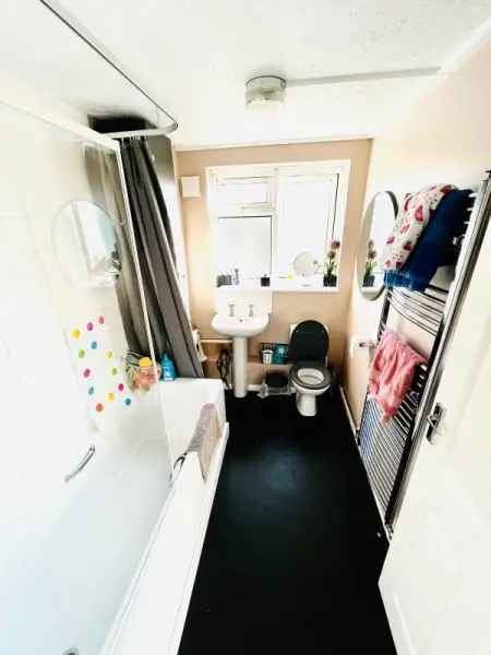 Flat For Rent in Borough of Spelthorne, England