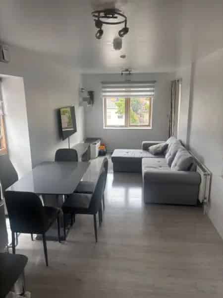 2 Bed Flat Near Hounslow East Tube Station