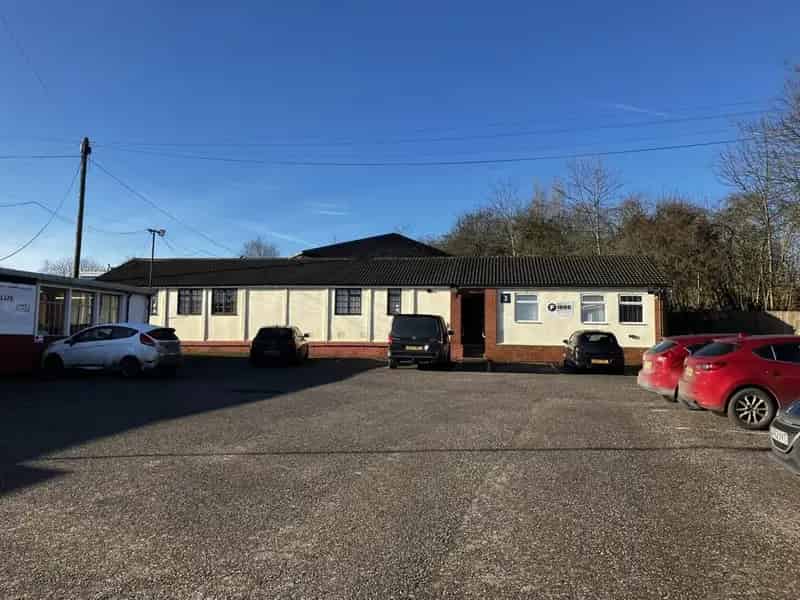 Detached Single Storey Office 1326 sq ft 7 Rooms 5 Parking