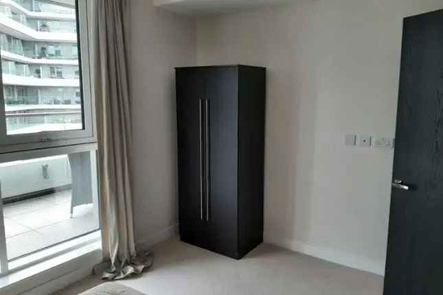 Flat to rent in Queenstown Road, London SW11