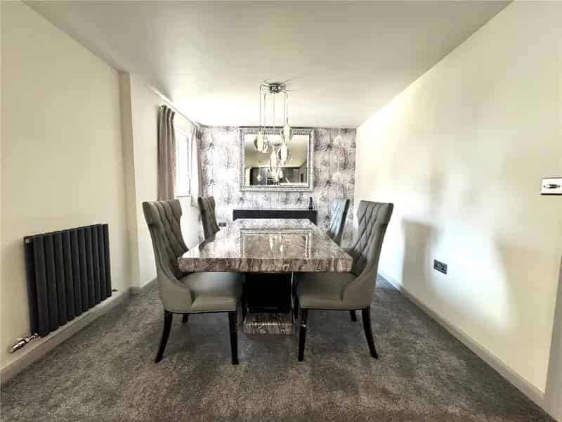 2 Bedroom Bungalow in Salisbury - Modern, Stylish Home