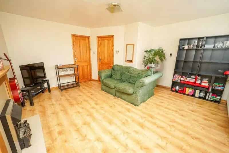 2 Bed Flat for Sale Near Train Station - No Upper Chain