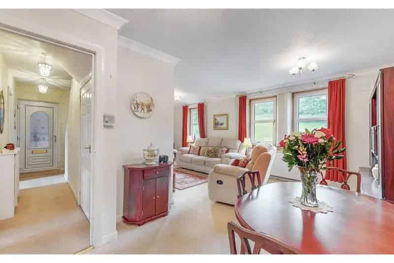 3 Bed Flat Strathaven - Modern Maisonette with Garage and Gardens