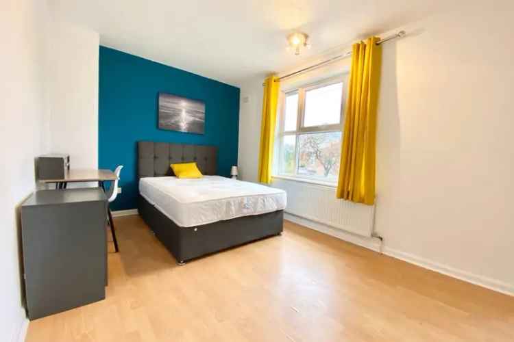 Student Home with Parking Wi-Fi and Lounge Near Amenities