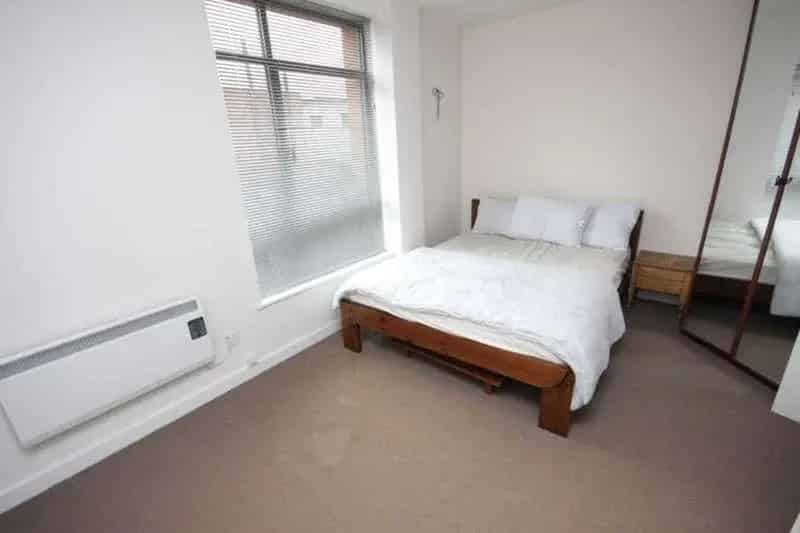 2 bed flat for sale