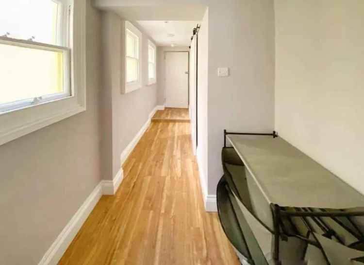 Spacious Ground Floor Studio Flat with Large Kitchen and High Ceilings