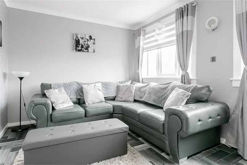 3 Bed Flat Upper Villa with Private Gardens