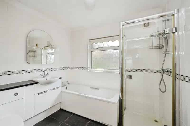 3 Bedroom Semi Detached House with Garage and Off Road Parking