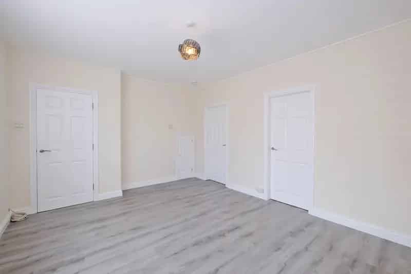 Spacious Semi-Detached House 3 Double Bedrooms Large Garden Off Street Parking