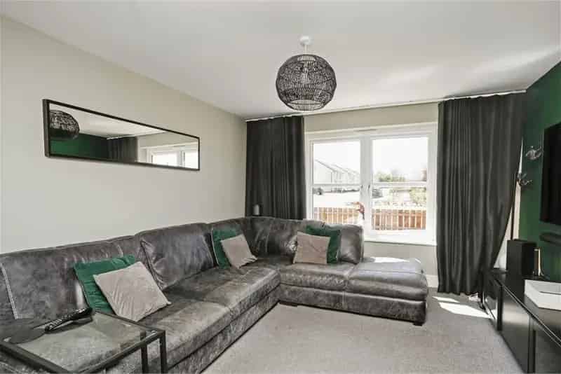 4 Bed Detached House with 2 Reception Rooms Near Train Station