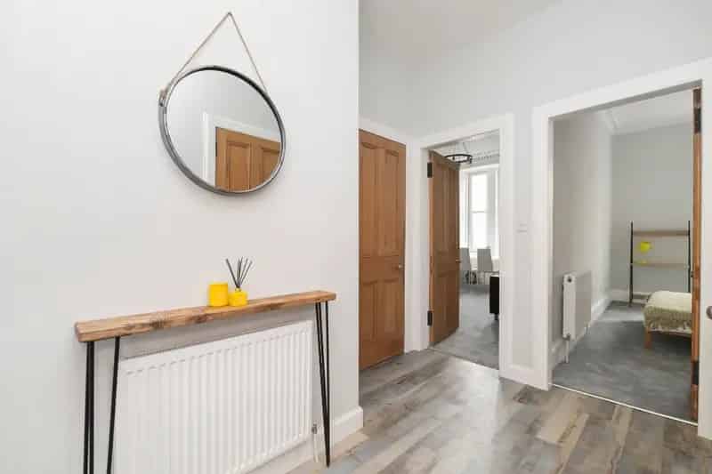 2 Bedroom Flat near Haymarket Station