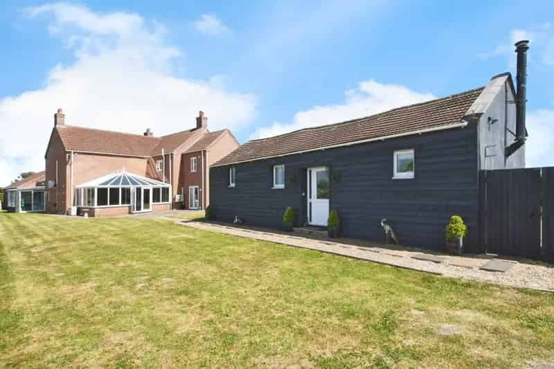 Luxury 5-Bedroom Modern Detached Home with Pool and Annex