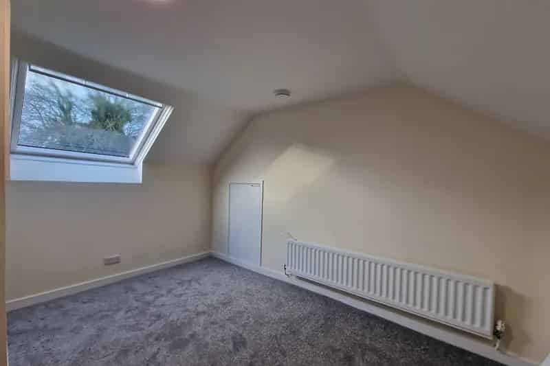 Two Bedroom Flat Near Amenities and Transport