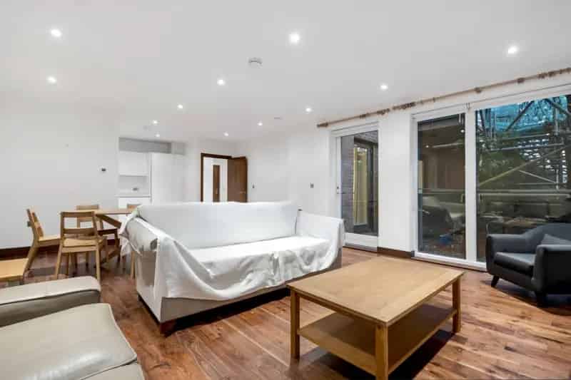 3 bedroom Flat
 To Let 
Total Size: 1216 SQ FT