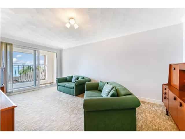 1 Bedroom Flat for Sale with Firth of Clyde Views