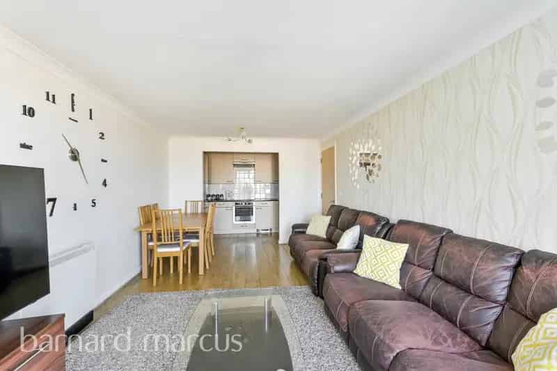 2-Bed Apartment Near Feltham Train Station and Asda