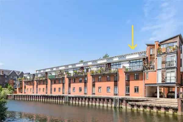 3 Bedroom Riverside Home with Terrace and Garage