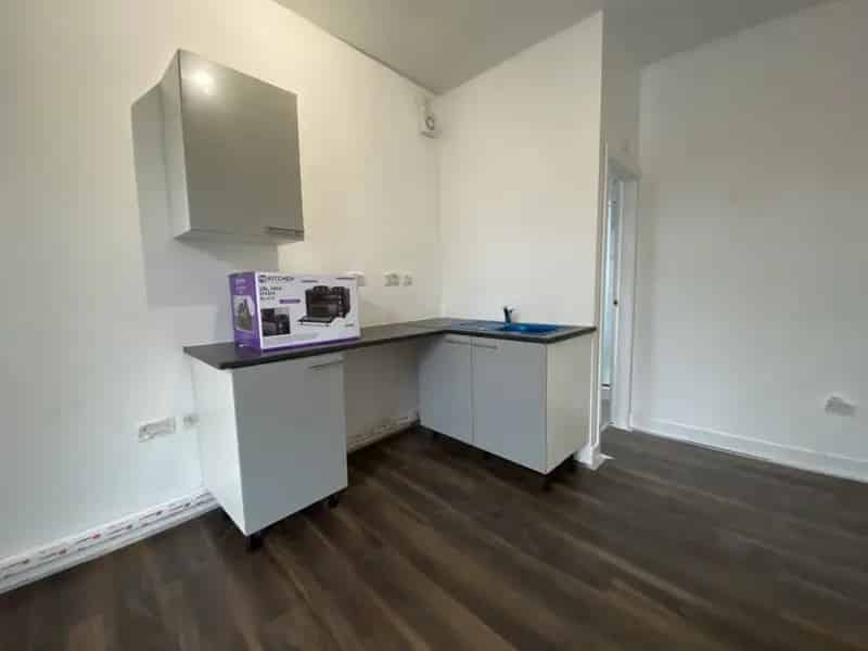 Refurbished Studio Flat Near Transport Links - Zero Deposit Option
