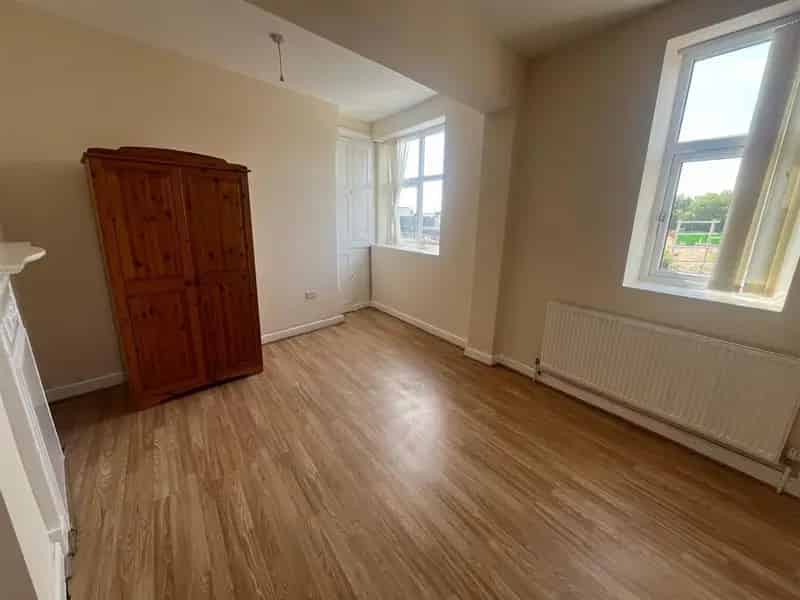Three Bedroom Flat in NG7 Available Now