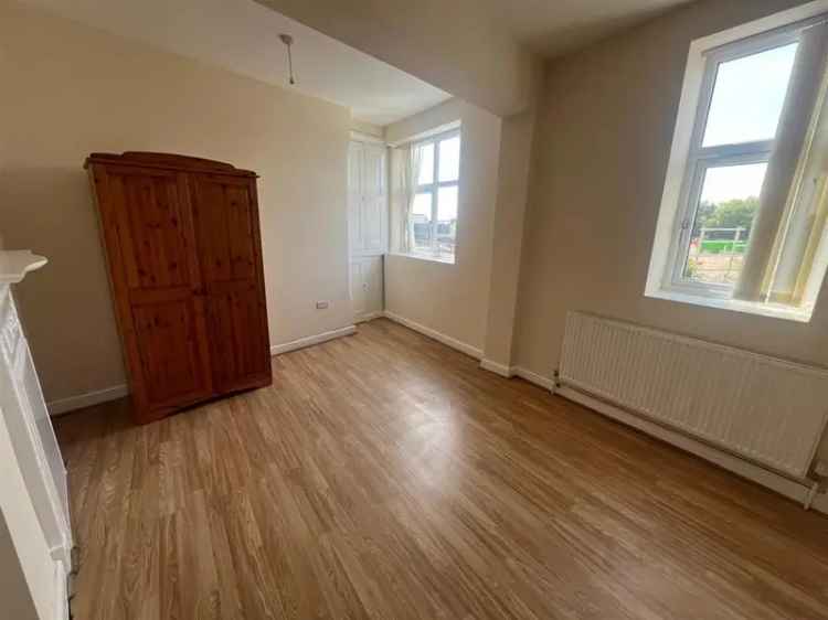 Three Bedroom Flat in NG7 Available Now