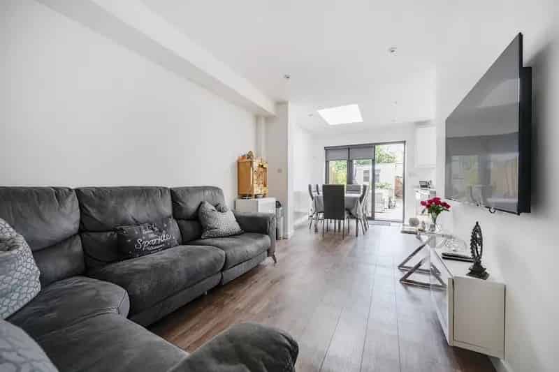 Spacious 3-Bed House Near A10 and M25