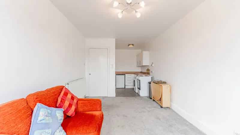 Spacious West End One-Bedroom Flat Near Glasgow University