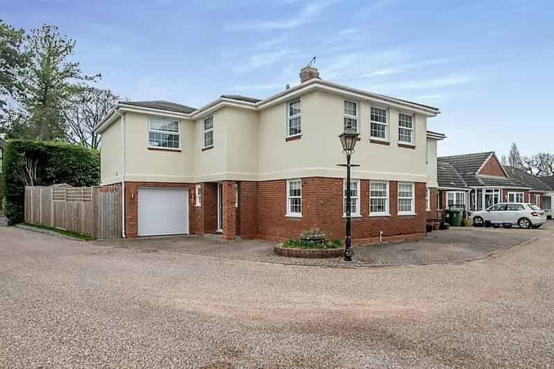 3 Bedroom Semi Detached House For Sale Solihull