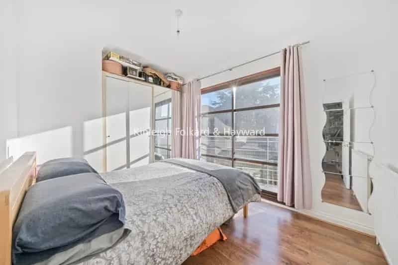 Spacious 2-Bedroom Apartment Near Jubilee Line