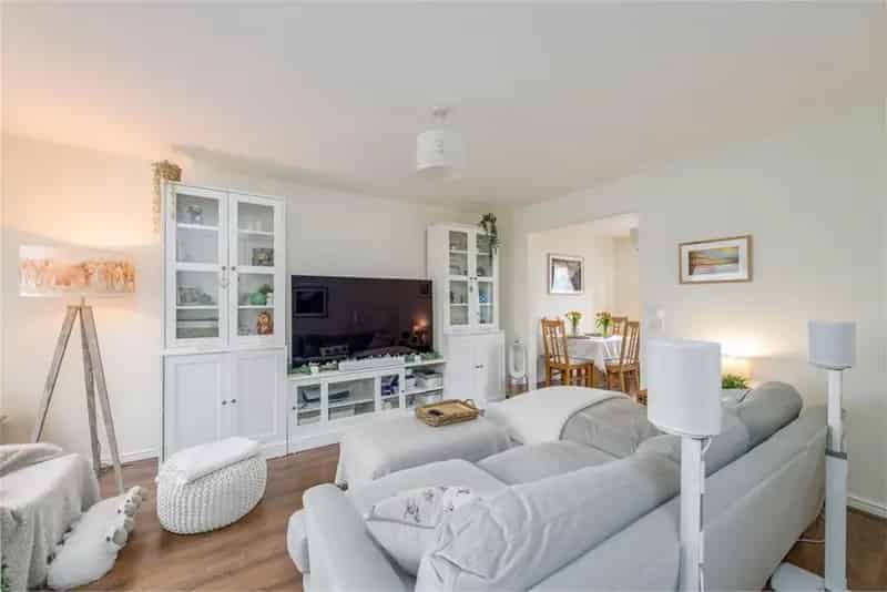 3 Bed Semi-Detached House Whitehall Close