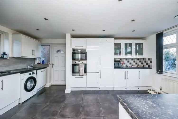 Four Bedroom Detached House with Solar Panels and Gardens