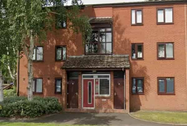 Top Floor Flat Near Station Shared Garden Parking