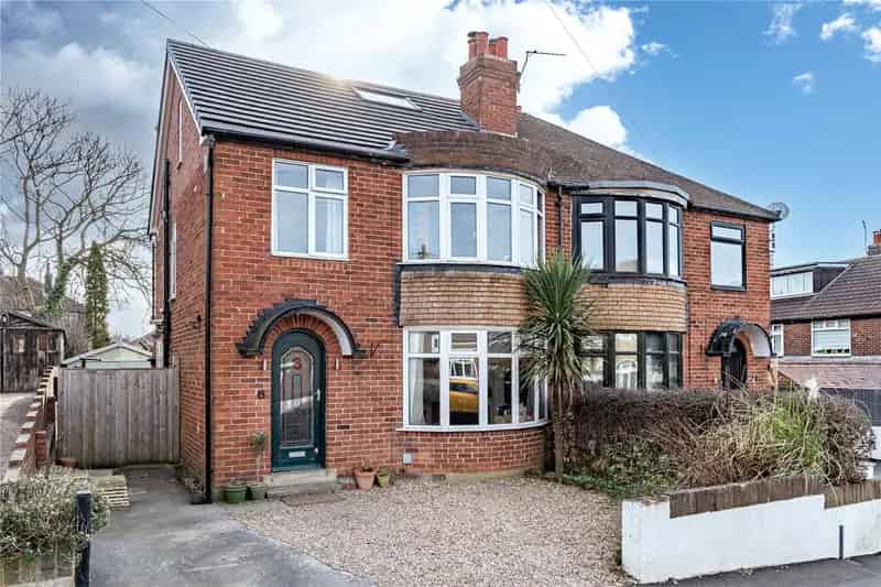 4 Bedroom Family Home with 3 Bathrooms and Large Garden