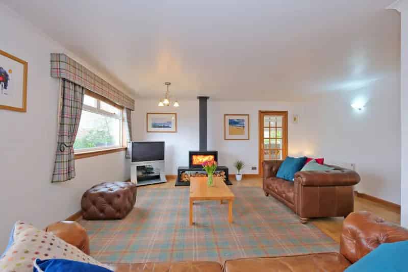 Spacious 4-Bedroom Detached Bungalow with Double Garage and Sun Room