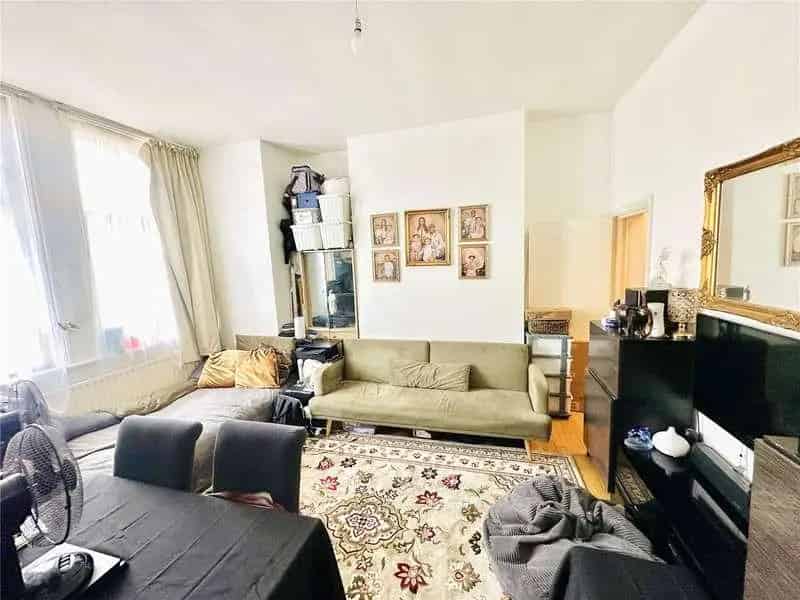 1 Bed Flat for Sale in Croydon - Ideal for Commuters and Investors